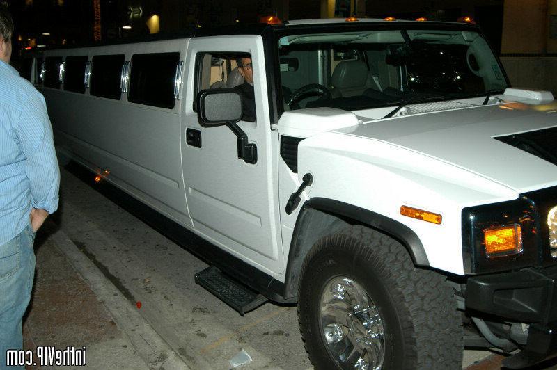 14P Hot ass babes gettin down and dirty behind the velvet ropes of their favorite cl