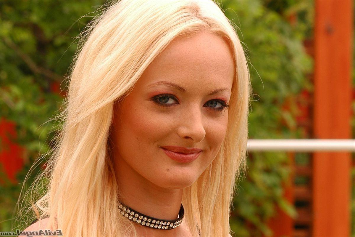 18P Mandy Bright and Melessa Lauren share some big cocks