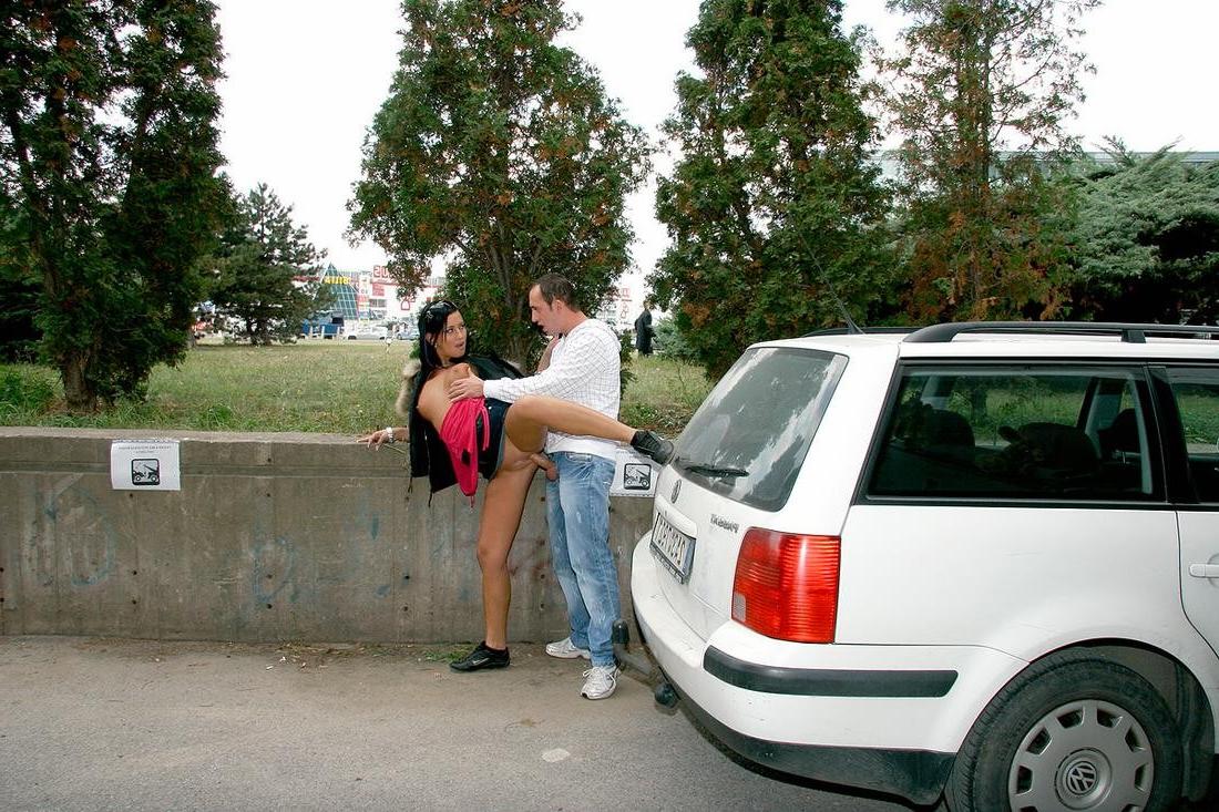 18P Flashing Outdoors Sex