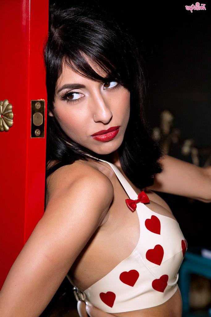 15P Idelsy toying her tight snatch in the bedroom