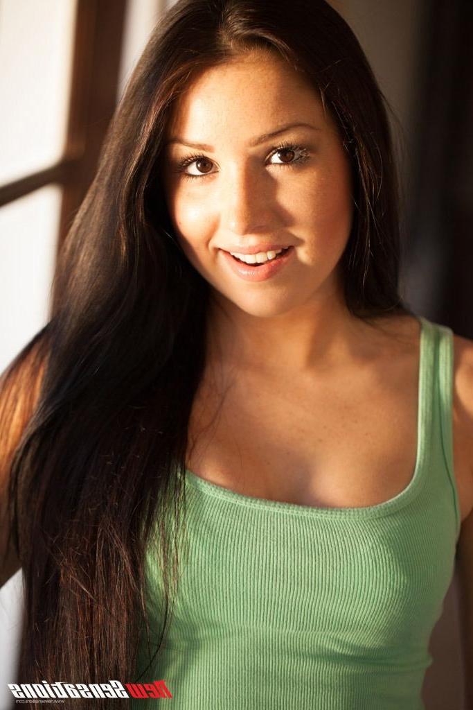 16P Lola Foxx gets drilled on the couch in green lingerie