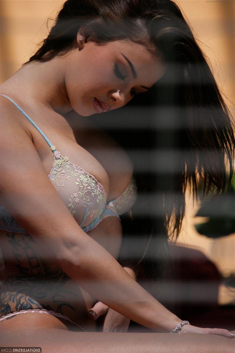 18P Natalia Cruze strips on the couch and gets spied on