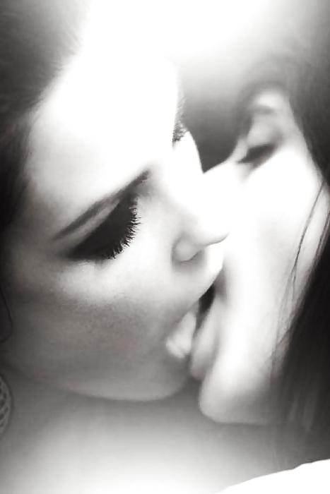 11P Lesbian lovers