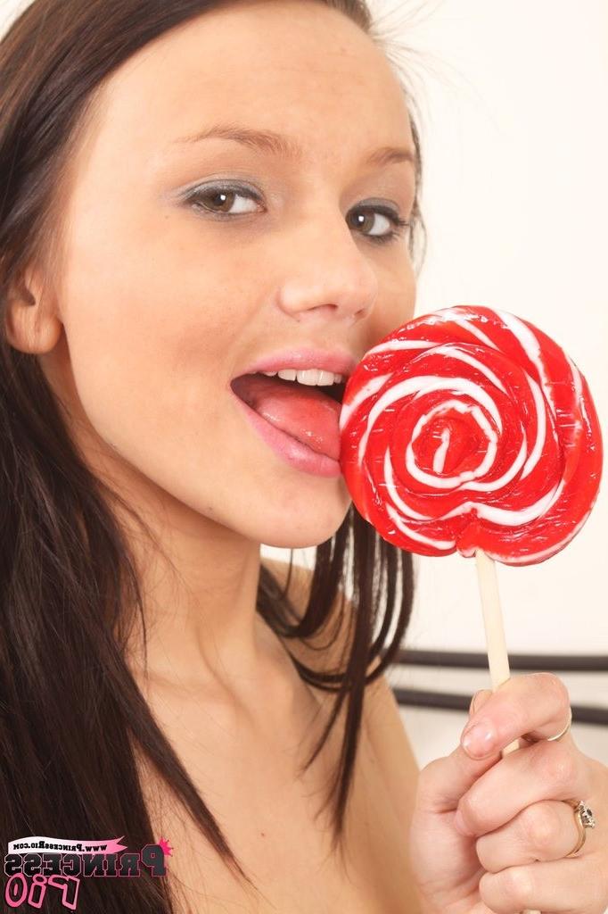 16P Prinzessin Rio leckt einen Lolipop, während sie sich auszieht