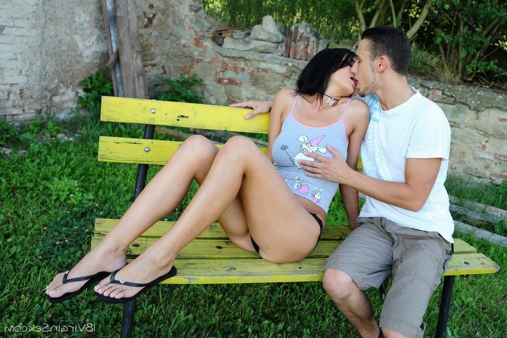 16P The appetizing slit of sexy girl in the park gets fuckery