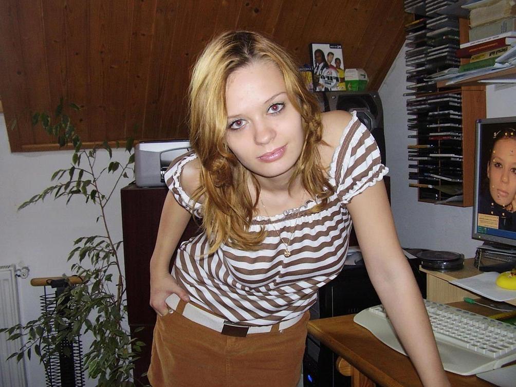 20P Hot amateur girlfriend posing nude at home