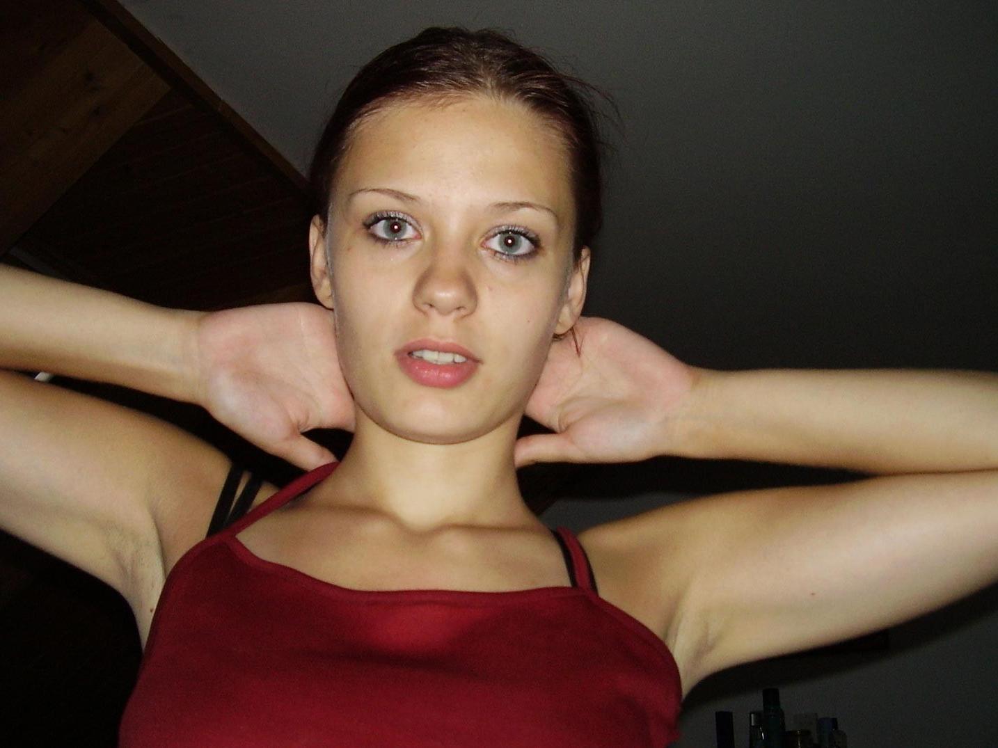 20P Hot amateur girlfriend posing nude at home