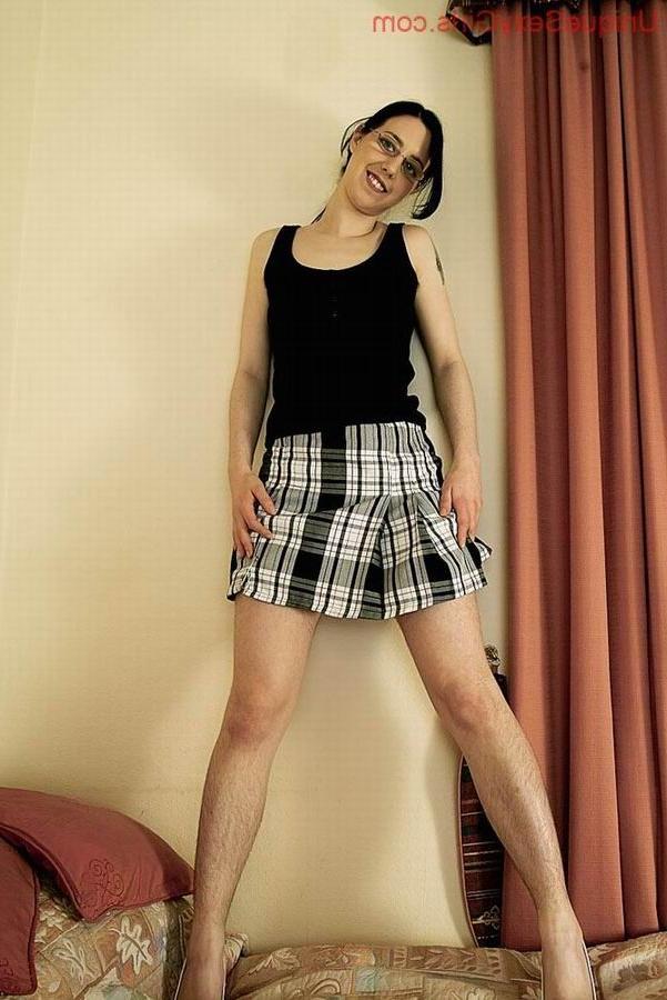 16P Very Hirsute Babe Showing Off
