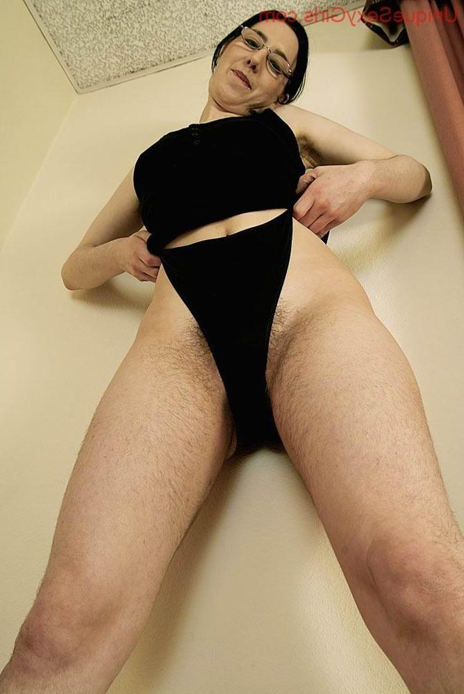 16P Very Hirsute Babe Showing Off