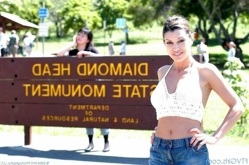 16P Babe Flashing In A Park