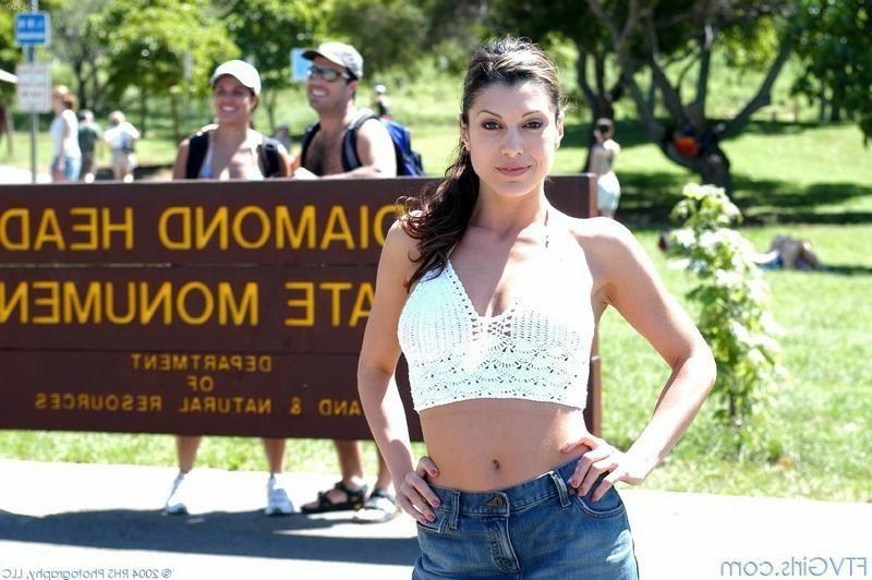 16P Babe Flashing In A Park