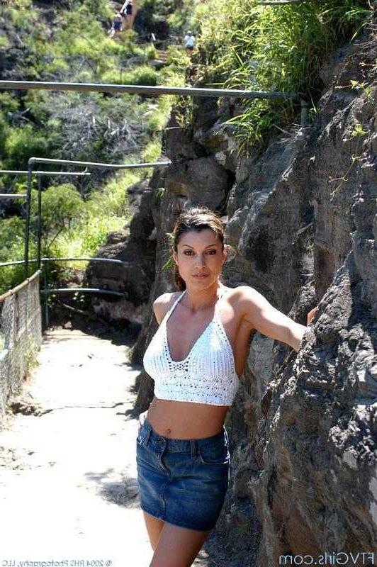 16P Babe Flashing In A Park