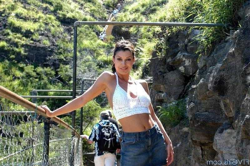 16P Babe Flashing In A Park