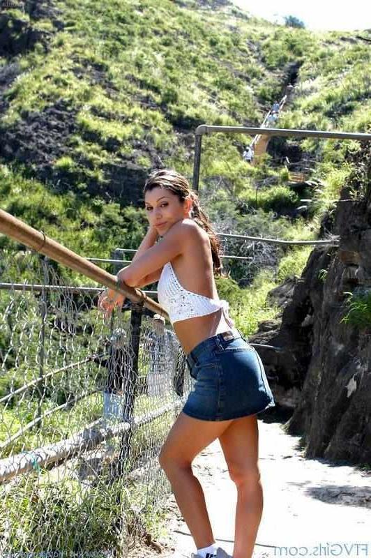 16P Babe Flashing In A Park