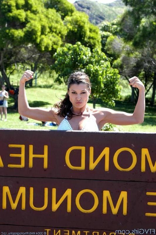 16P Babe Flashing In A Park