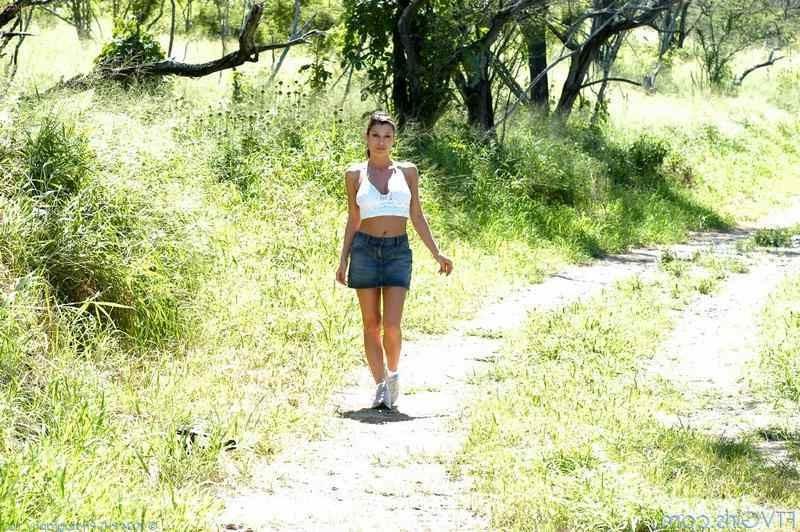 16P Babe Flashing In A Park