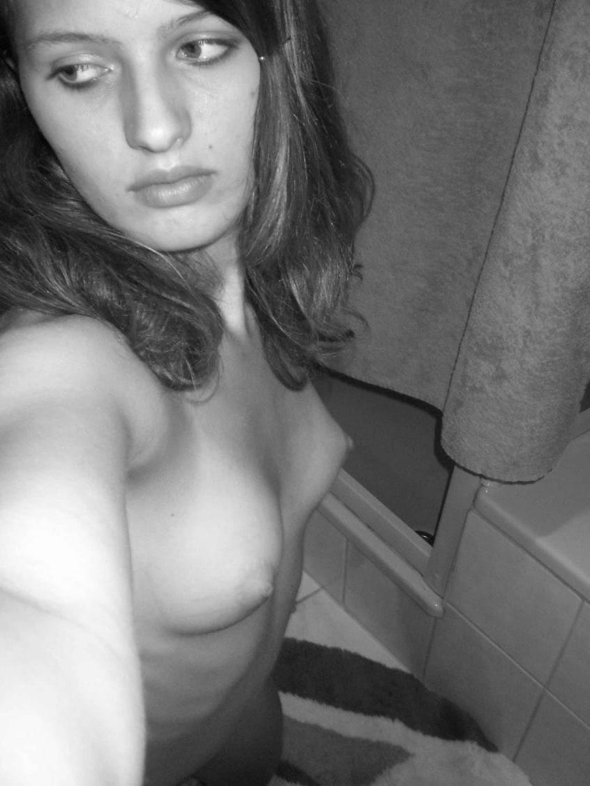 20P Lovely amateur girlfriend posing naked in her bedroom