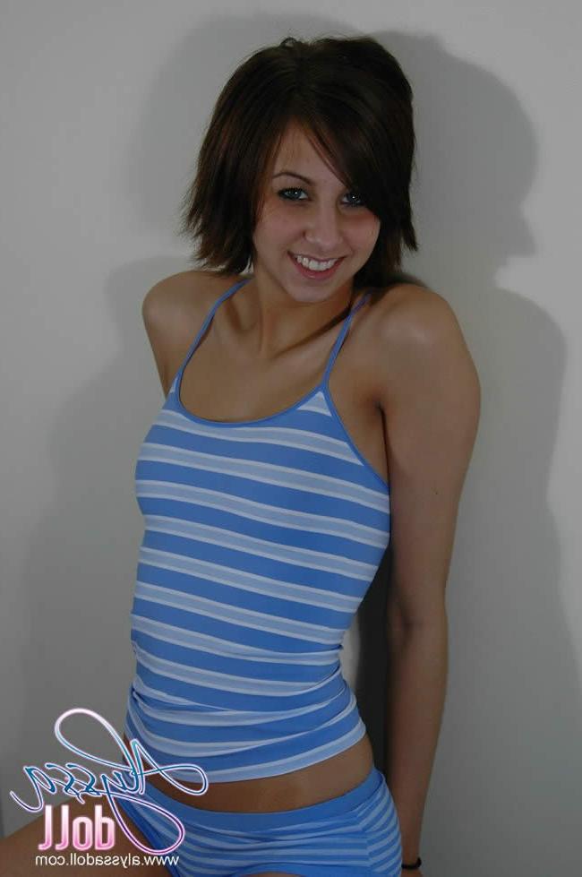 15P Brunette Tease Shows Off Her Smokin Hot Body