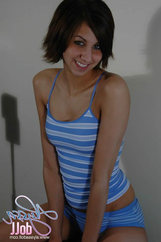 15P Brunette Tease Shows Off Her Smokin Hot Body