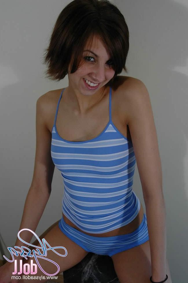 15P Brunette Tease Shows Off Her Smokin Hot Body