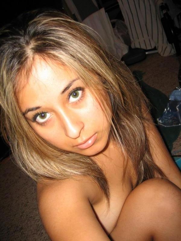 20P Awesome amateur girlfriend posing in her bedroom