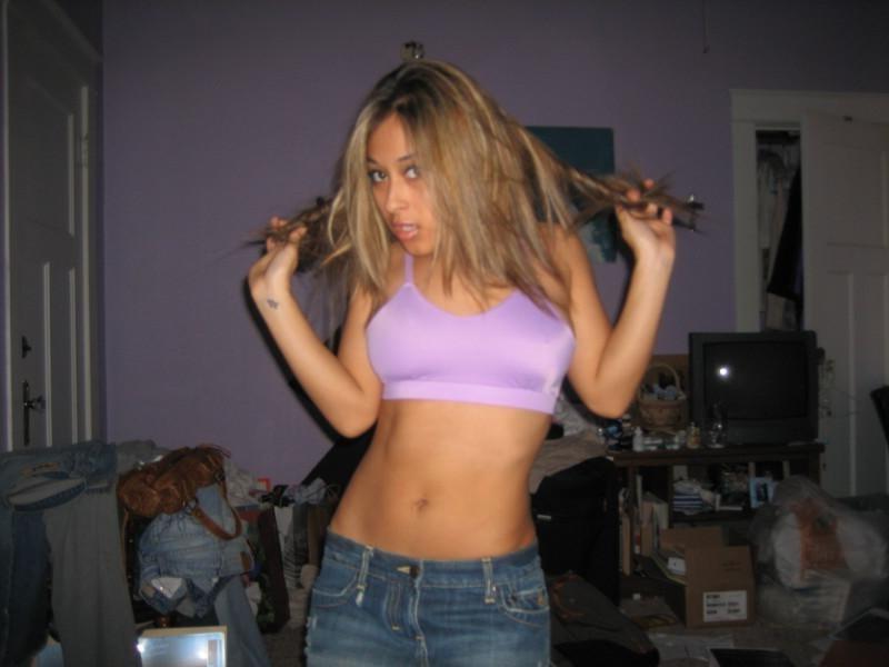 20P Awesome amateur girlfriend posing in her bedroom