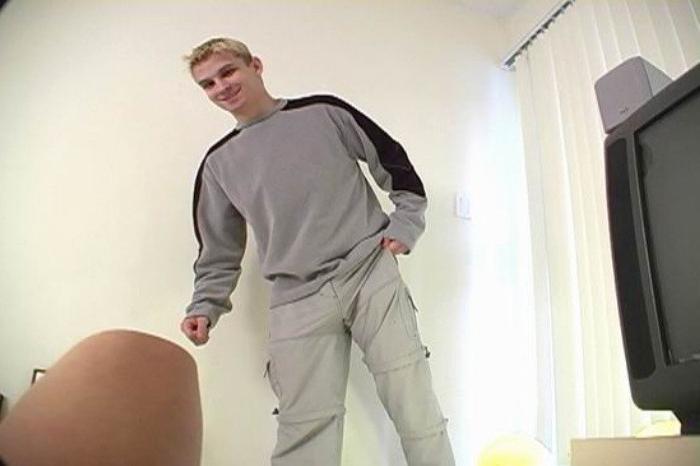 15P Lovely amateurs fucking in bedroom