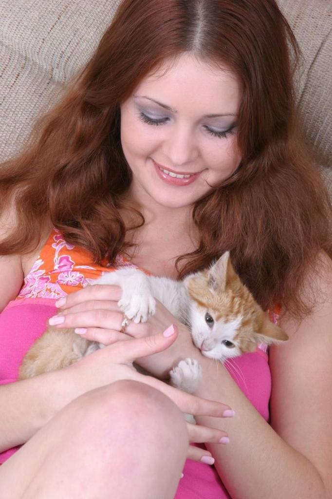 20P Gorgeous brunette amteur teen loves strip teasing on couch