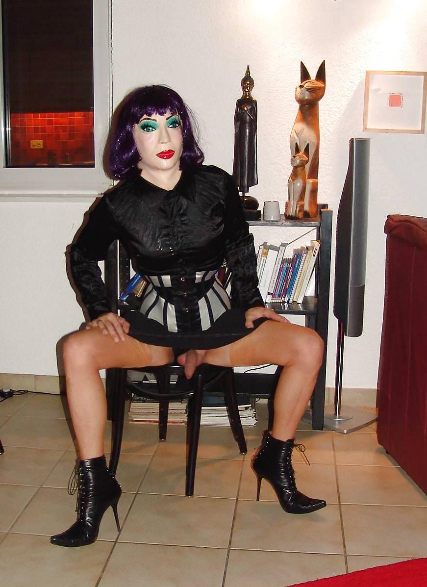 21P Slavinia in Doll pose