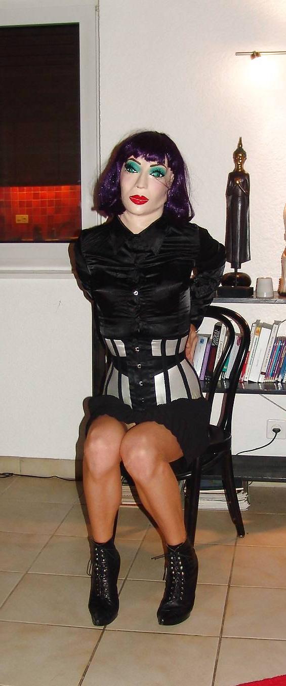 21P Slavinia in Doll pose