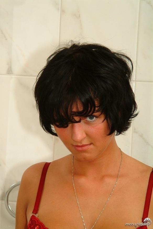 16P nothin like a brunette in a bathtub washing her furry muffin