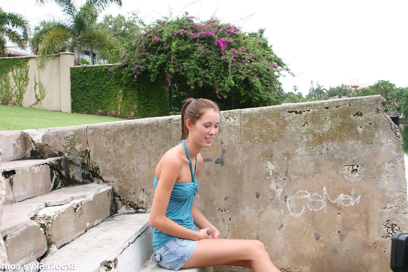 16P perky babe flashes her tits in the park
