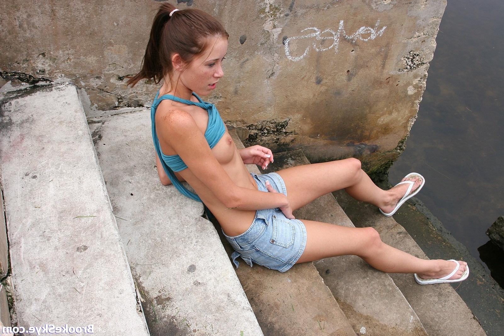 16P perky babe flashes her tits in the park