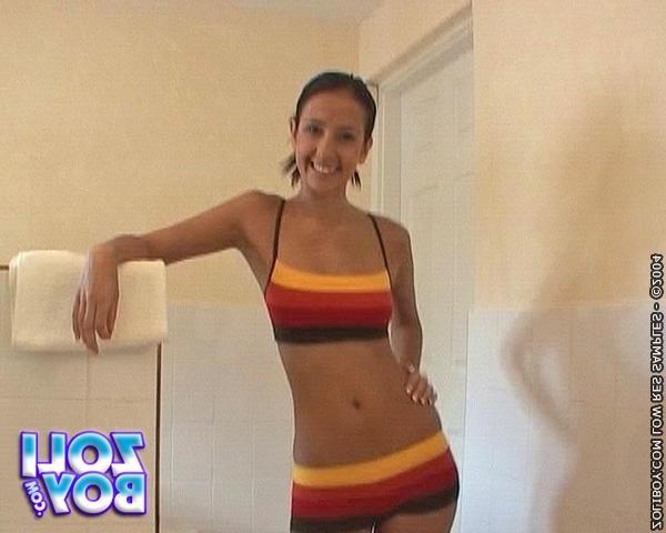 16P She's smoking, shaving and testing her pussy size