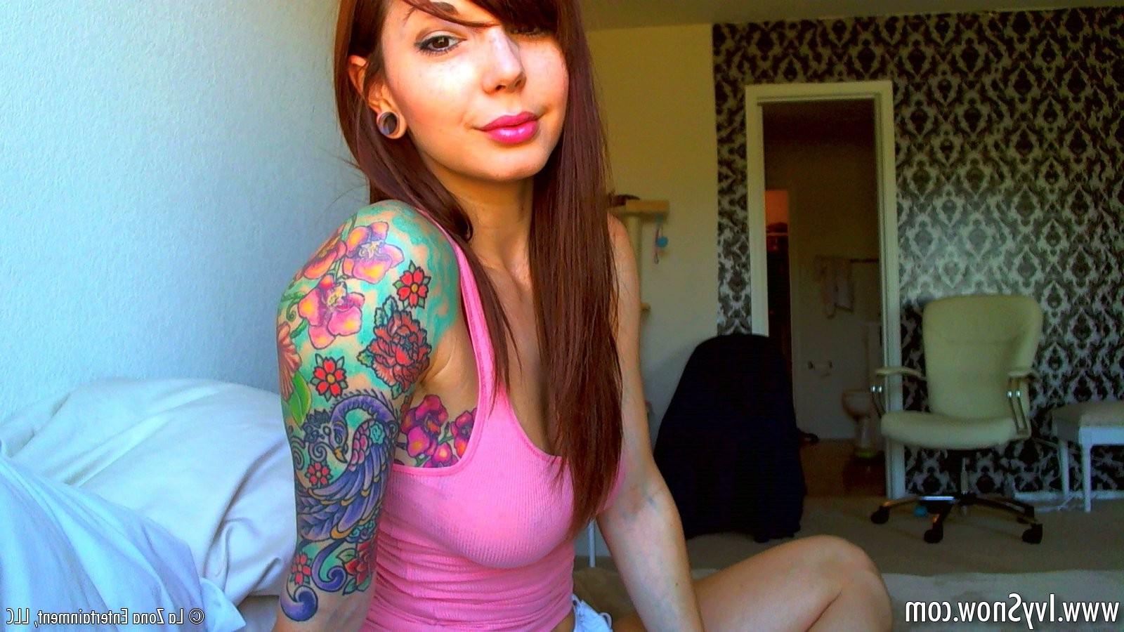 15P Ivy Snow feels like a summer day and gets all comfy and nude