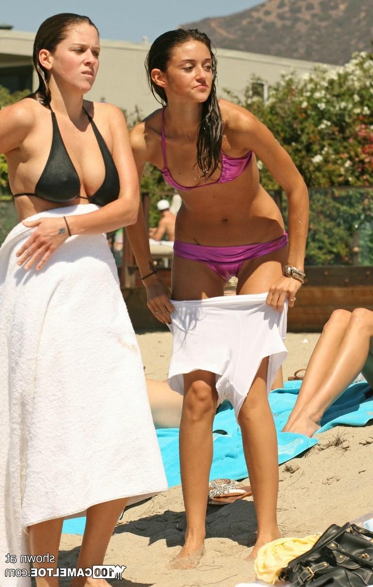 12P Beach bikini cameltoe of Caroline Damore