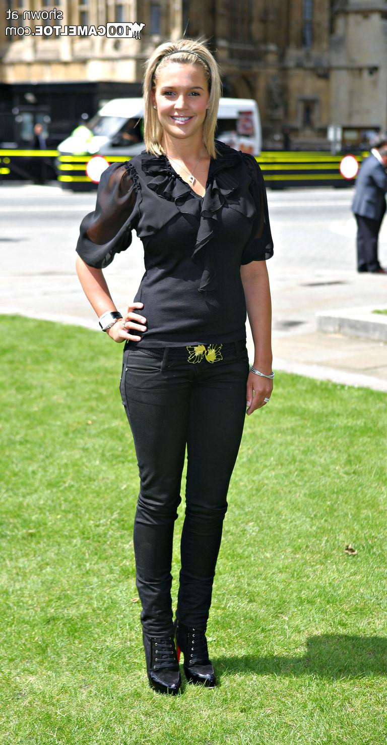 12P Danielle Lloyd amateur cameltoe pictures