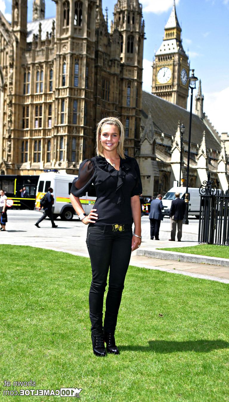 12P Danielle Lloyd amateur cameltoe pictures