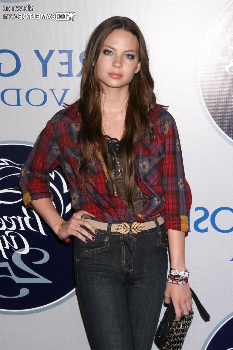 12P Teen Daveigh Chase in shorts cameltoe pics