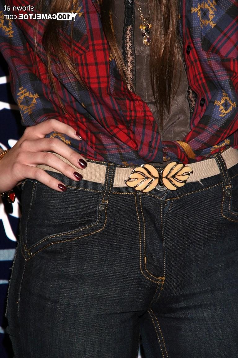 12P Teen Daveigh Chase in shorts cameltoe pics