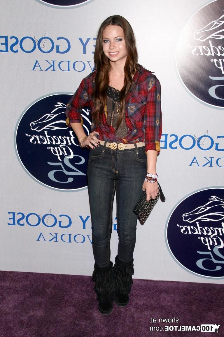 12P Teen Daveigh Chase in shorts cameltoe pics