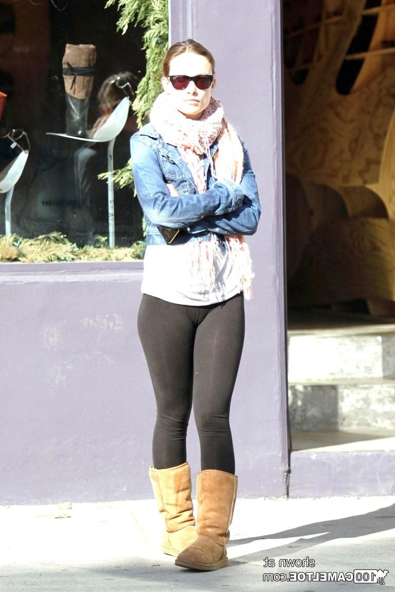12P Black leggins cameltoe of Olivia Wilde