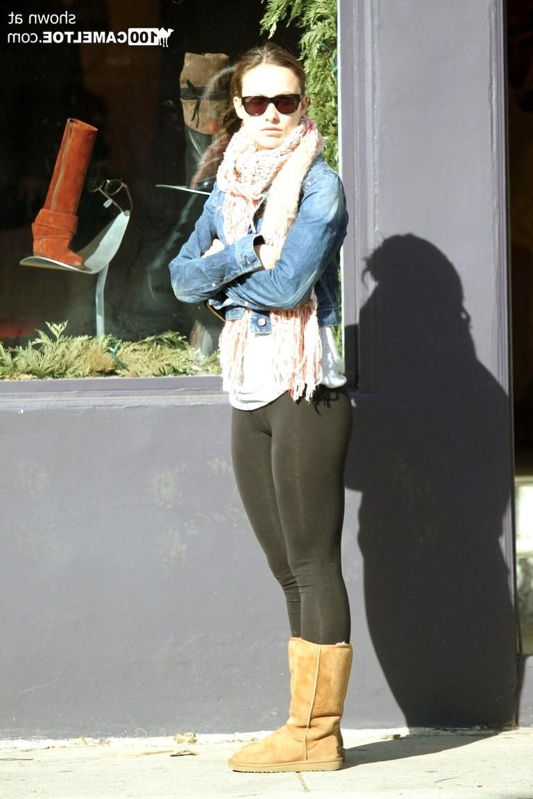 12P Black leggins cameltoe of Olivia Wilde