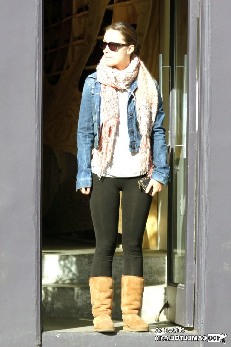 12P Black leggins cameltoe of Olivia Wilde