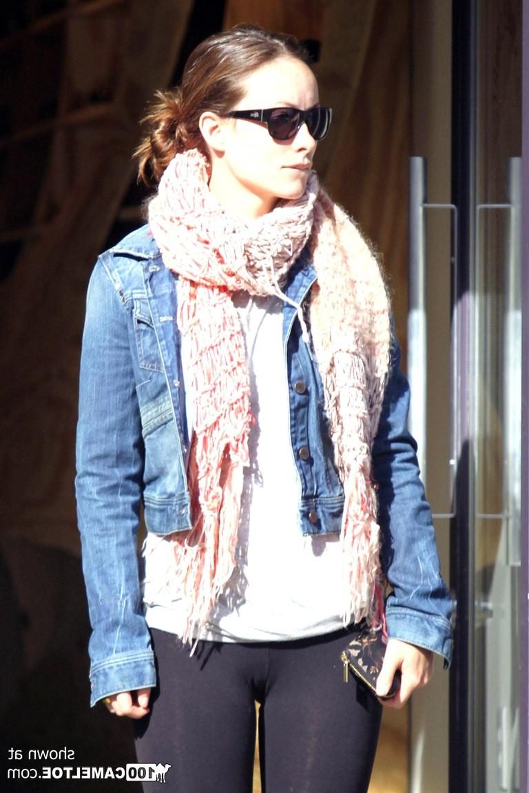 12P Black leggins cameltoe of Olivia Wilde