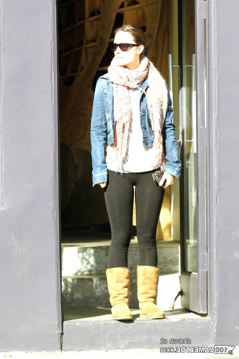 12P Black leggins cameltoe of Olivia Wilde