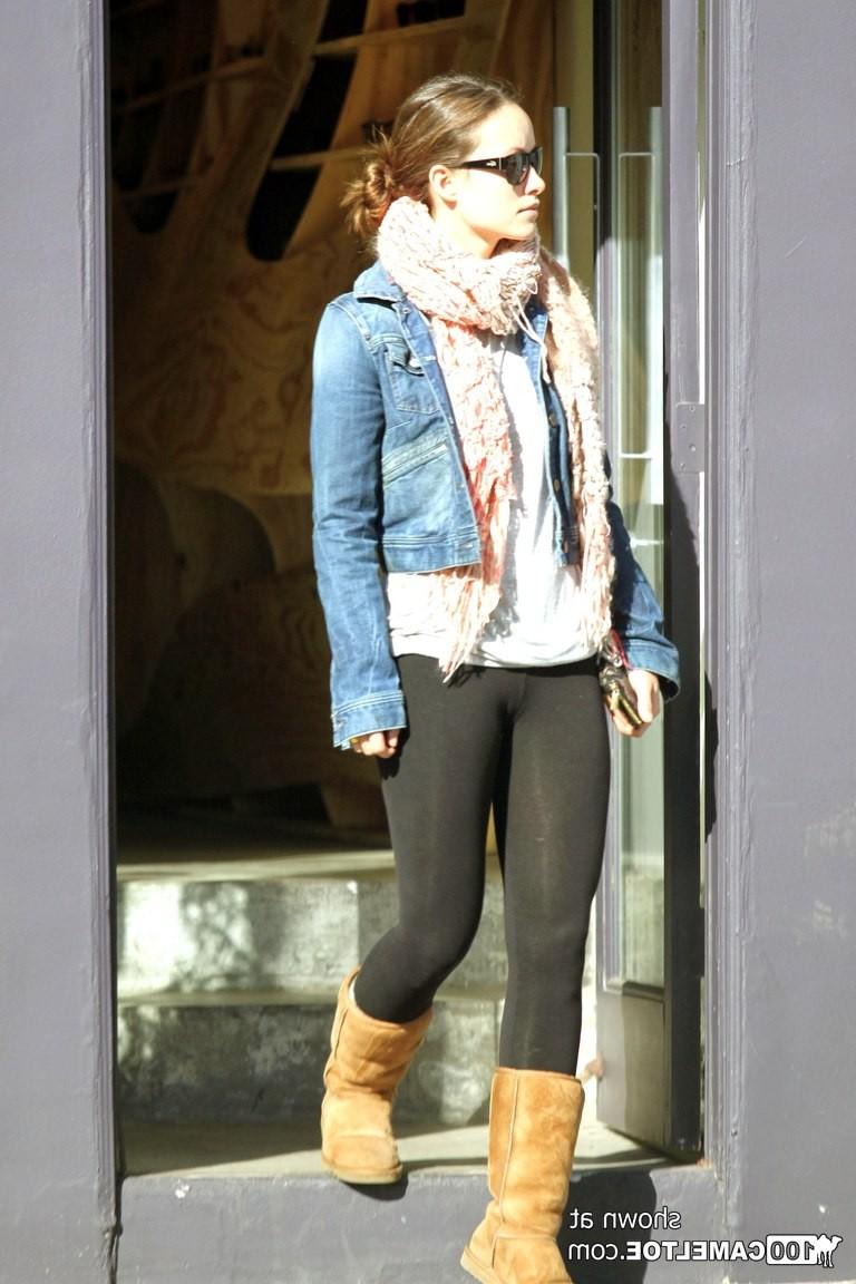 12P Black leggins cameltoe of Olivia Wilde