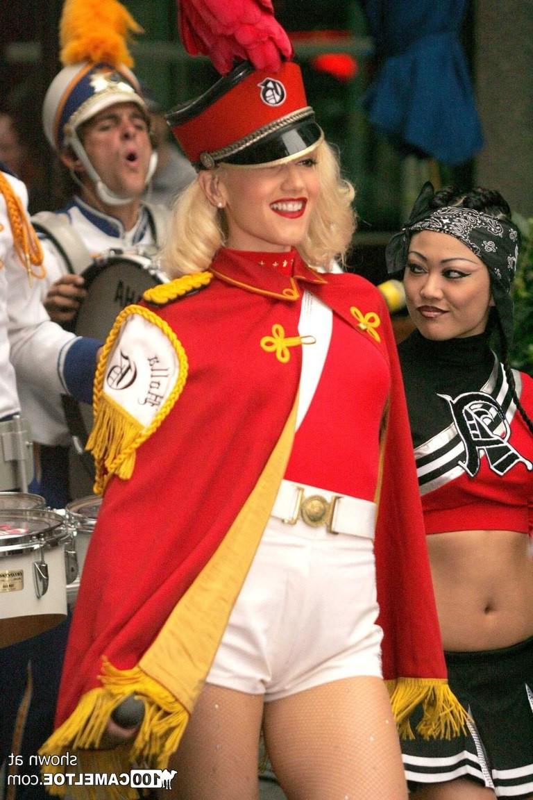 12P Celebrity blondes exposing sexy cameltoes