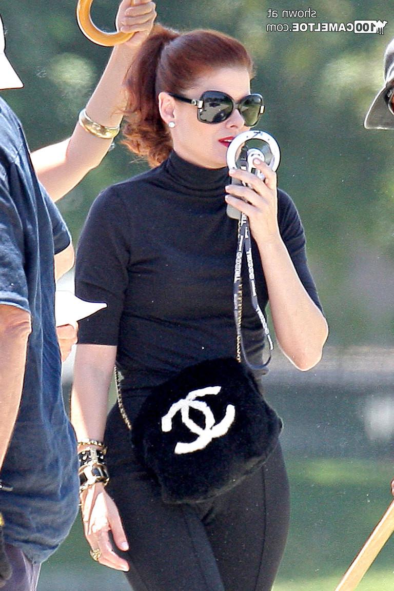 12P Hollywood stars show off bikini cameltoes