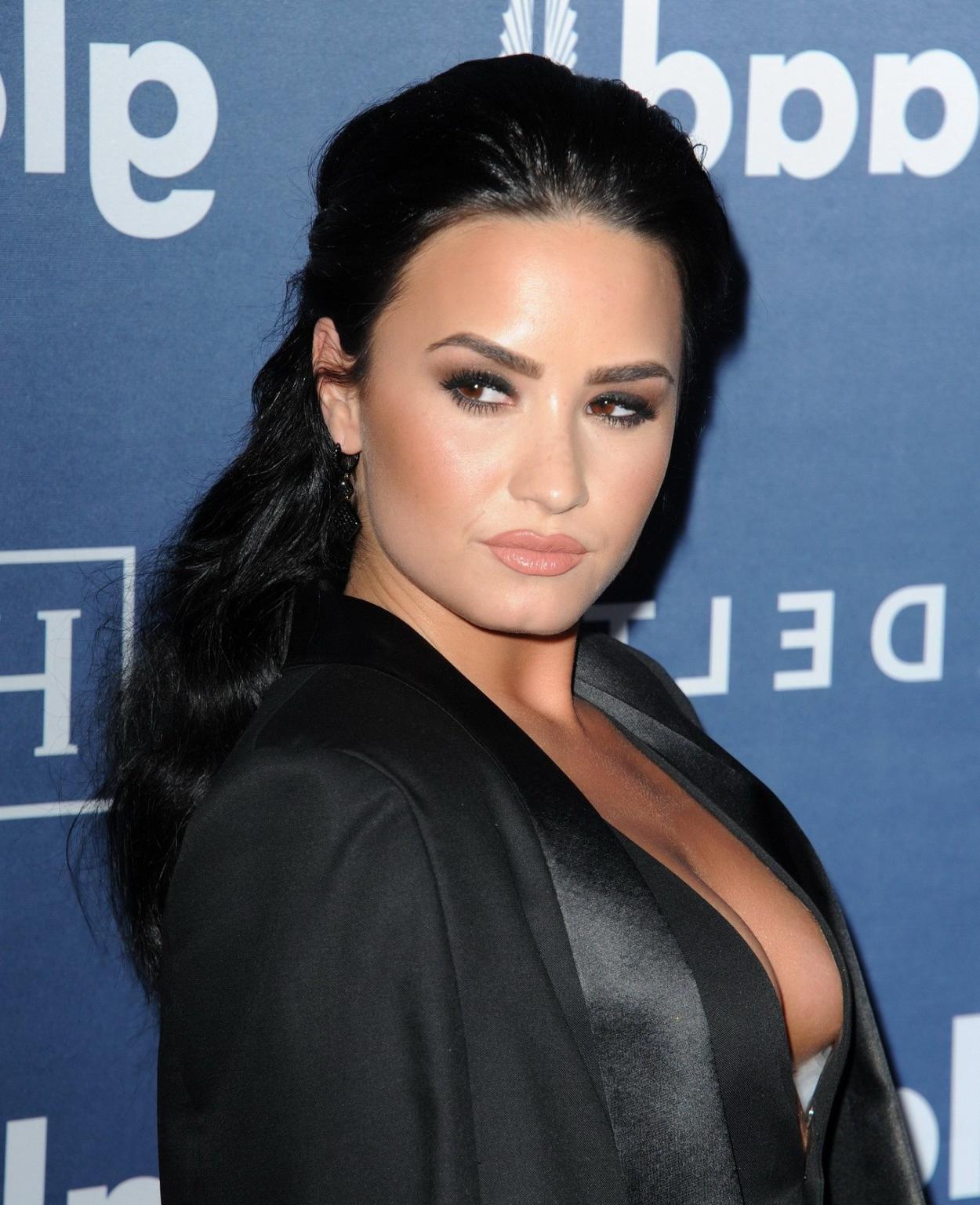 16P Demi Lovato showing huge cleavage and cameltoe